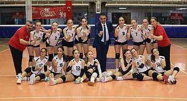 Şehzadeler Belediyesi'nin yıldız kızları sahada parladı