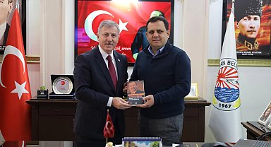 Selçuk Özdağ "Son Alperen" adlı kitabını Başkan Durmuş'a hediye etti