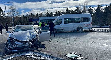 Servis aracı ile otomobil çarpıştı: 6 yaralı