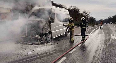 Servis minibüsü alev alev yandı