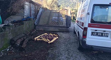 Seydikemer'de kum eleğinin altında kalarak can verdi