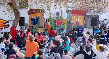 Seyhan'da sokakta tiyatro