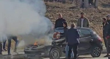 Seyir halinde alev alan otomobili vatandaşlar söndürdü