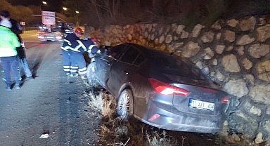 Seyir halinde kontrolden çıkan otomobil istinat duvarına çarparken, sürücüsü yaralandı