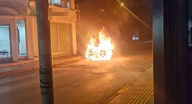 Seyir halindeki otomobil alev alev yandı