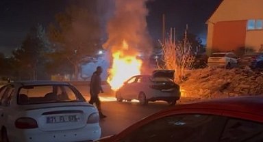 Seyir halindeyken yanan otomobil kullanılamaz hale geldi