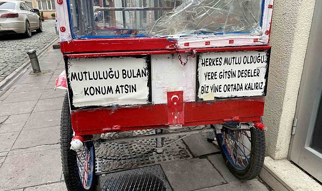 Seyyar aracın üzerine yazılan ilginç yazılar dikkat çekti