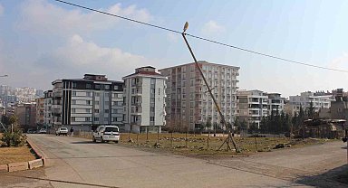 Siirt'te Dicle Elektrik'in eğrilmiş aydınlatma direği tehlike saçıyor