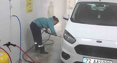 Siirt'te ev hanımları kooperatif kurarak oto yıkama açtı