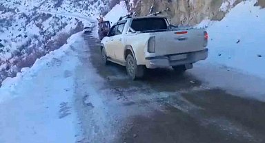 Siirt'te köy yollarında tuzlama çalışması yapıldı