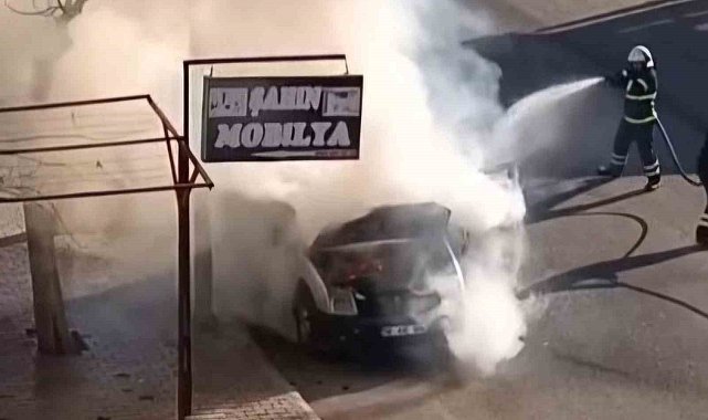 Siirt'te seyir halindeyken alev alan araç kullanılamaz hale geldi