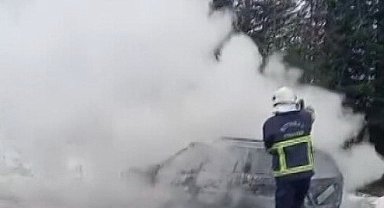 Sinop'ta park halindeki otomobil yandı