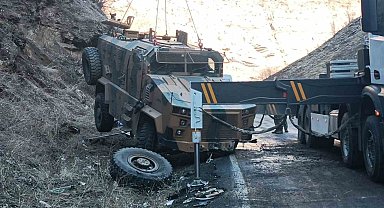 Şırnak'ta devrilen askeri araç yoldan kaldırıldı