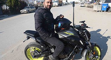 Sırtına bağladığı kartonla şehri dolaşan motosikletli ilgi odağı oldu