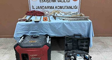 Sit alanında kaçak kazı yapan şahıs jandarma ekiplerince yakalandı