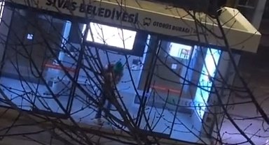 Sivas'ta duyarlı vatandaş takdir topladı, başkaları kırıp dökerken o temizledi