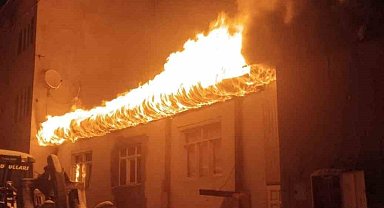 Sivas'ta gece çıkan yangında iki katlı ev kullanılamaz hale geldi