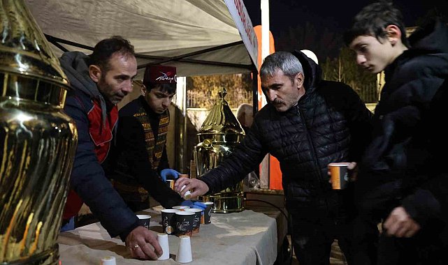 Sivas'ta Regaip Kandili'nde vatandaşlara salep ikramı