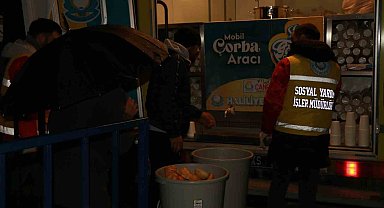 Soğuk kış sabahlarında sıcak çorba ikram ediliyor