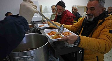 Sokakta kalan evsizleri Büyükşehir kucakladı