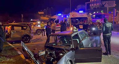 Söke'de trafik kazası: Sürücüler ve yolcular yaralandı