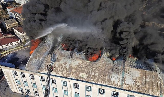 Sultanbeyli'de yanan tekstil atölyesinden yükselen duman böyle görüntülendi