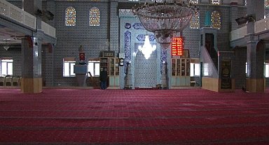 Sultangazi'de akli dengesi bozuk şüpheli cami imamını darp etti: Cemaat tarafından etkisiz hale getirildi