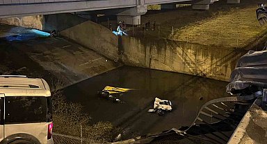 Sultangazi'de hafif ticari araç ile çarpışan hafriyat kamyonu dereye uçtu: 3 yaralı