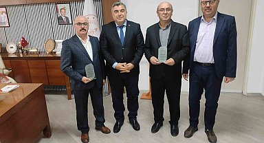 Sünnetci'den emekli olan personele plaket