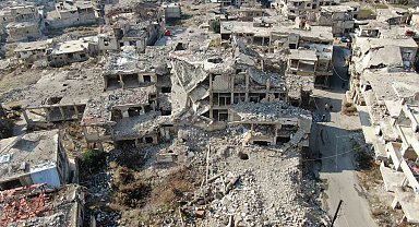 Suriye'de bombalanan binalar onarılıyor