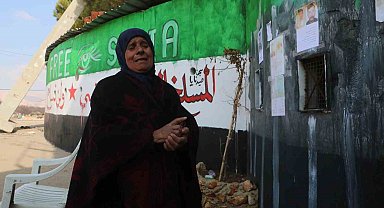 Suriyeli anne günlerdir evladını bulabilme umuduyla Sednaya Hapishanesi'ne geliyor