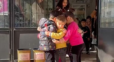 Suriyeli ikizlerden okul arkadaşlarına duygusal veda