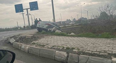 Sürücüsünün direksiyon hakimiyetini kaybettiği otomobil yoldan çıktı: O anlar kamerada