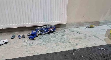 Takıntılı ağabey kardeşinin evinin camlarını kırdı