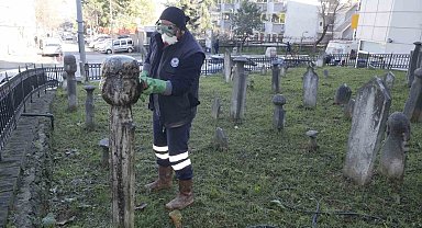 Tarihi mezar taşlarının bakım ve temizliği yapılıyor