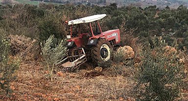 Tarlasında taş temizlerken traktörden düşen çiftçi, traktörün üzerinden geçmesi sonucu yaralandı