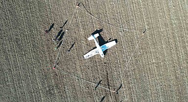 Tarlaya zorunlu iniş yapan eğitim uçağı havadan görüntülendi