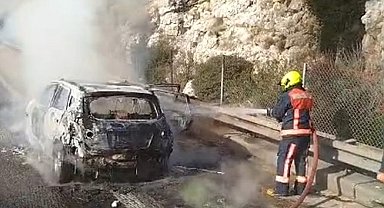 Tarsus'ta seyir halinde alev alan otomobil yandı