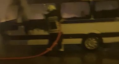 Tarsus'ta seyir halindeki servis aracı yandı