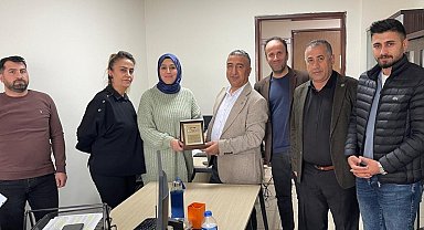 Tayini çıkan sağlık çalışanı plaketle uğurlandı