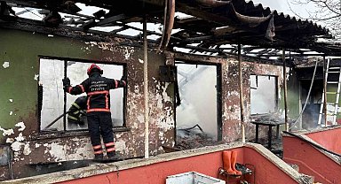 Tek katlı ev alevlere teslim oldu: Evli çift evden son anda çıktı