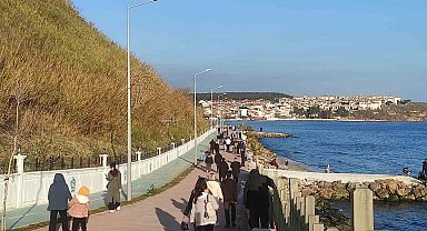Tekirdağ'da güneşli havada vatandaşlar sahile akın etti