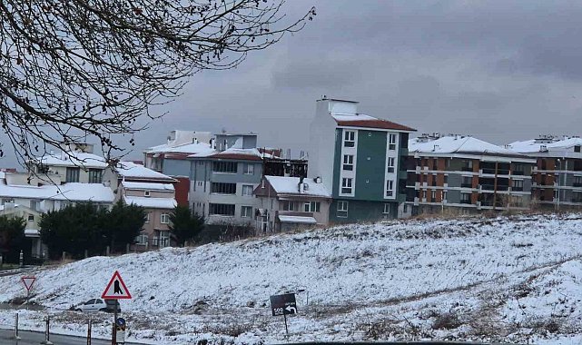 Tekirdağ'da kar yağışı şehri beyaza bürüdü