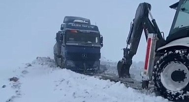Tekirdağ'da karda mahsur kalan araçlar kurtarıldı