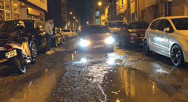 Tekirdağ'da yol çöktü, otomobil çukura saplandı