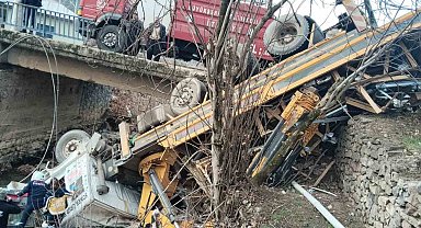 Tırın ırmağa düşmesi sonucu 2 kişi yaralandı