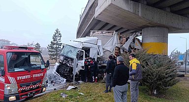Tırın köprü kolonuna ve otomobile çarptığı kazada faciadan dönüldü