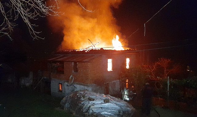 Trabzon'da 2 katlı ev alev alev yandı
