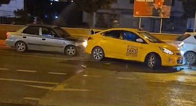 Trafik ışıklarında 4 aracın karıştığı zincirleme kaza kamerada: 2 yaralı