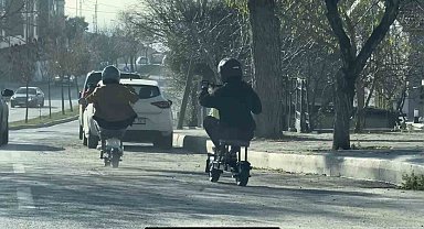 Trafikte ilginç anlar: Taburenin üzerine oturarak elektrikli scooter kullandılar